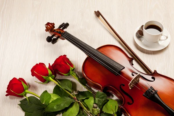 Rose rosse e un violino — Foto Stock