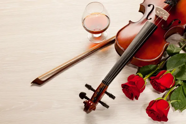 Red roses and a violin — Stock Photo, Image