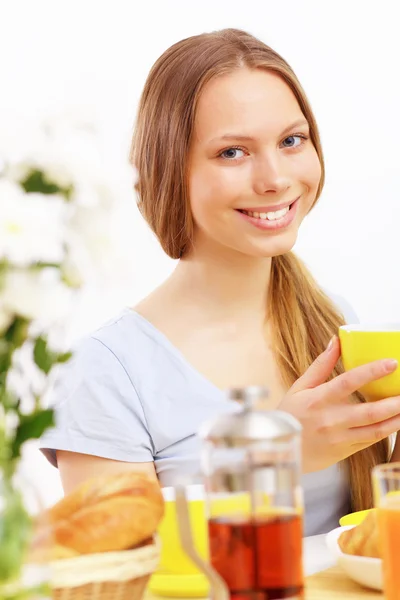 Bella giovane donna che beve tè — Foto Stock