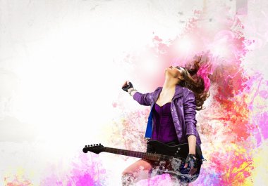 Rock tutkulu kız siyah kanatlı