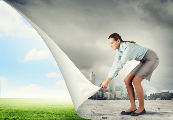 Mujer cambiando la realidad — Foto de Stock