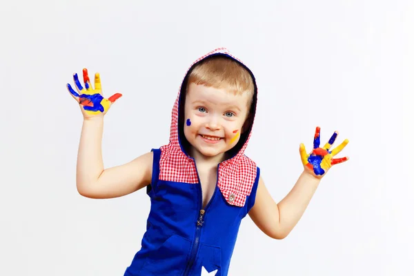 Enfant heureux avec de la peinture sur les mains — Photo