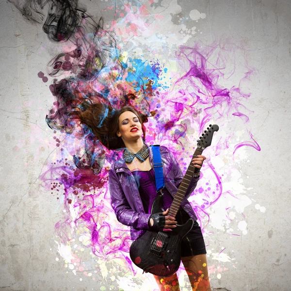 Rock passionerad flicka med svarta vingar — Stockfoto