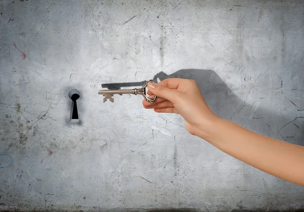 Hand with key — Stock Photo, Image