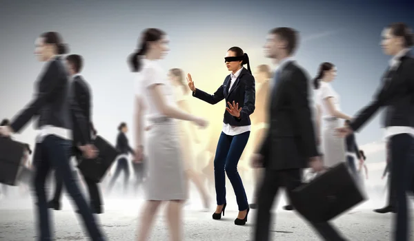 Zakenvrouw in blinddoek onder groep mensen — Stockfoto