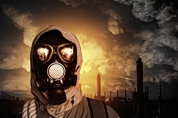 Man i gasmask — Stockfoto