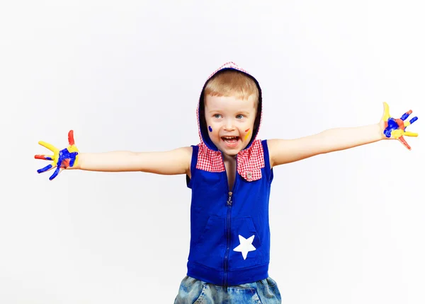 Niño feliz con pintura en las manos — Foto de Stock