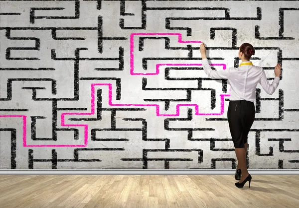 Businesswoman risolvere il problema labirinto — Foto Stock