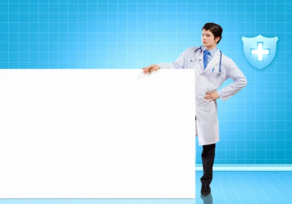 Doctor con banner en blanco — Foto de Stock