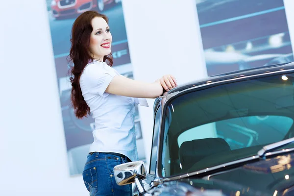 Jovencita en el salón de coches —  Fotos de Stock