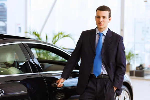 Businessman near car — Stock Photo, Image