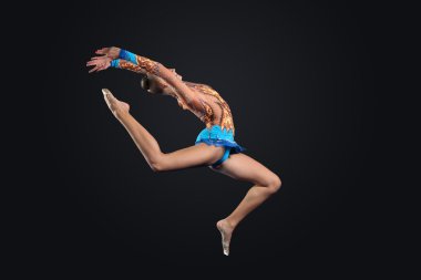 jimnastikçi elbise poz içinde genç bir kadın