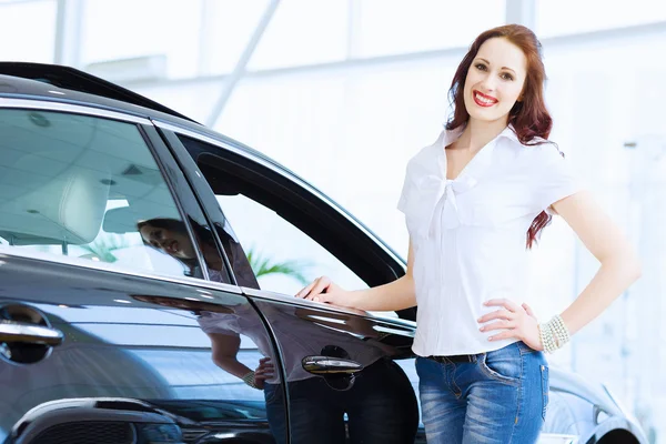 Jovencita en el salón de coches —  Fotos de Stock