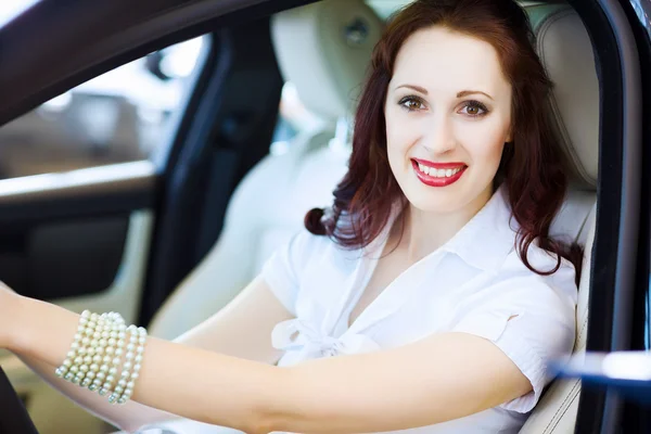 Jonge vrouw in auto — Stockfoto