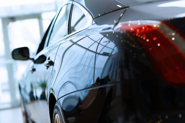 Vista posteriore di auto di lusso — Foto Stock