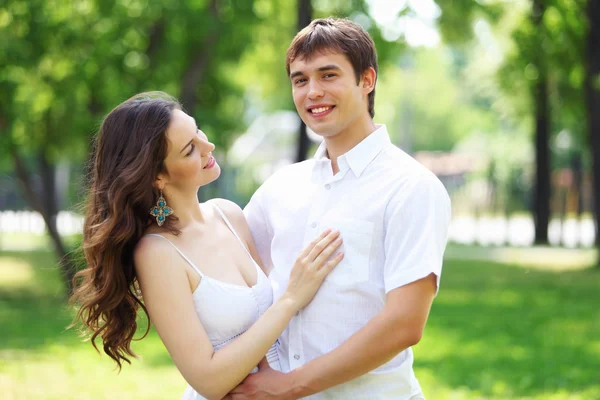 Jeune amour Couple souriant sous le ciel bleu — Photo