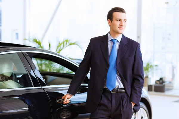 Empresário perto de carro — Fotografia de Stock