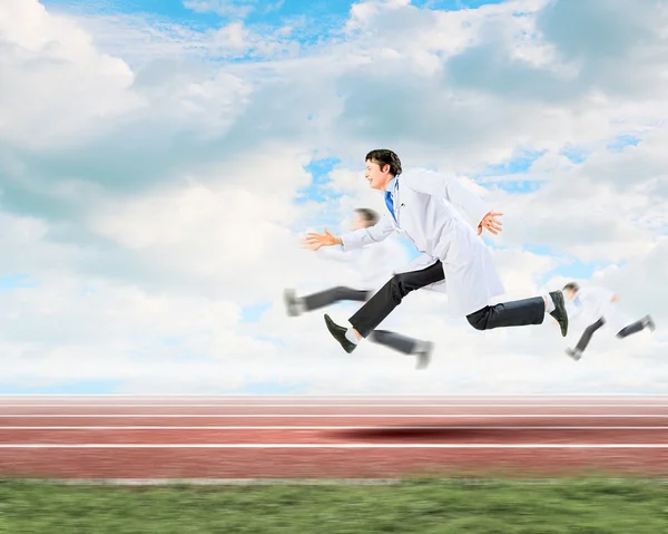 Médicos corriendo — Foto de Stock