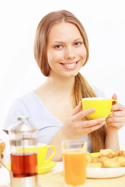 Krásná mladá žena pije čaj — Stock fotografie