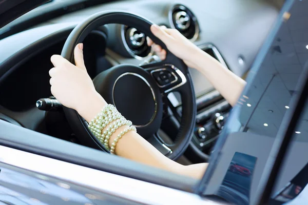 Vrouw in auto — Stockfoto