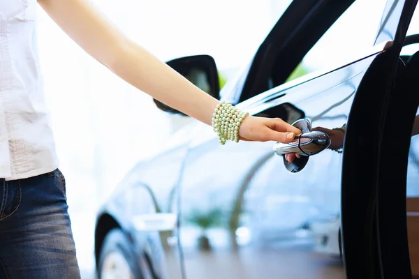 Young lady at car salon — Stock Photo, Image