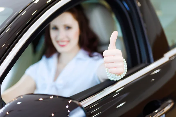 Jonge vrouw in auto — Stockfoto