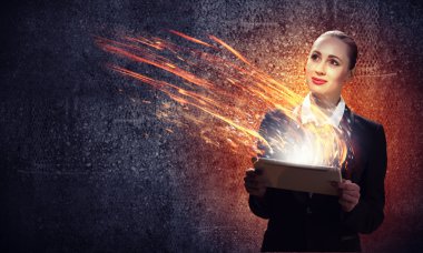 genç iş kadını ile ipad