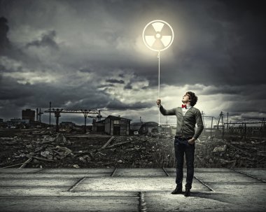 geri dönüşüm sembolü olan genç adam