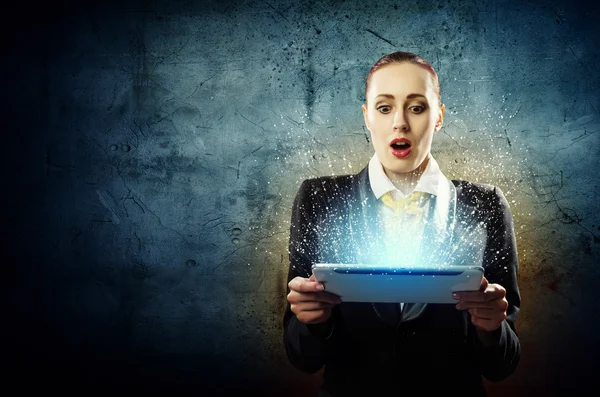 Young business woman with ipad — Stock Photo, Image