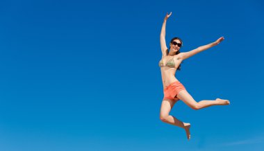 plajda bikinili genç kadının portresi