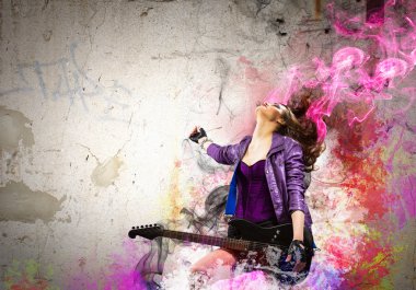 Rock tutkulu kız siyah kanatlı