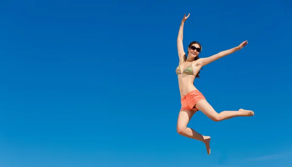 Portret van een jonge vrouw in bikini op het strand — Stockfoto