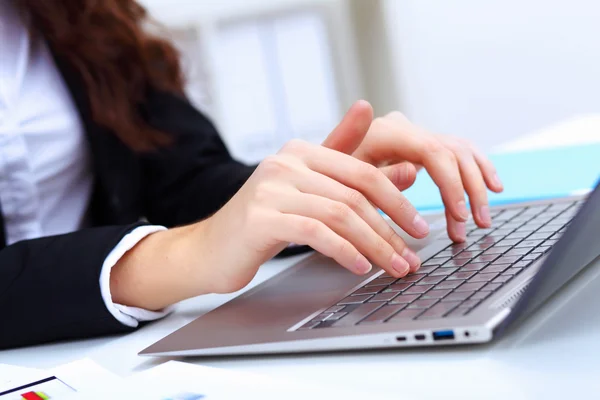 Mulher jovem busines com notebook — Fotografia de Stock