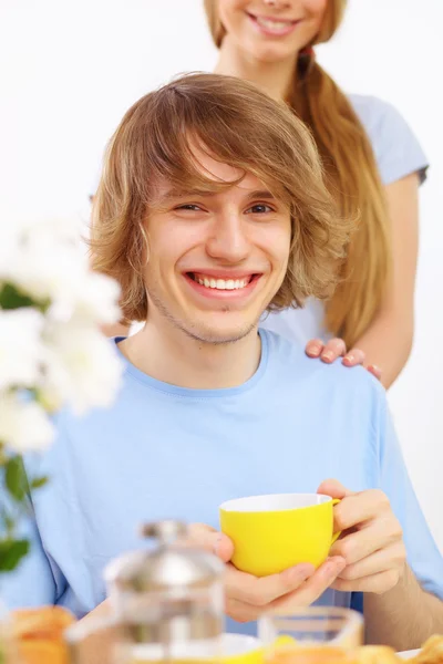 Χαρούμενος νεαρός πίνοντας τσάι — Φωτογραφία Αρχείου