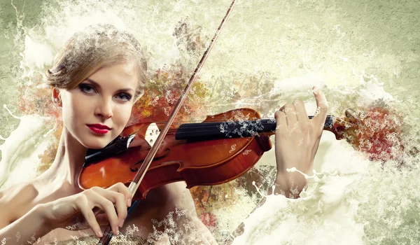 Чудова жінка грає на скрипці — стокове фото
