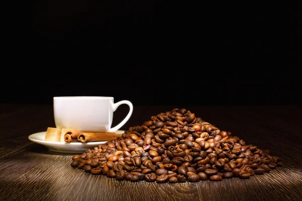 Grãos de café e xícara branca — Fotografia de Stock