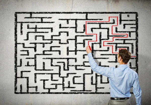 Empresário resolver problema labirinto — Fotografia de Stock