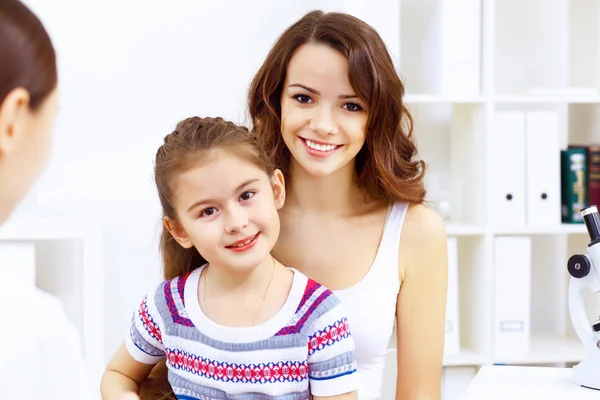 Little girl and a doctor — Stock Photo, Image