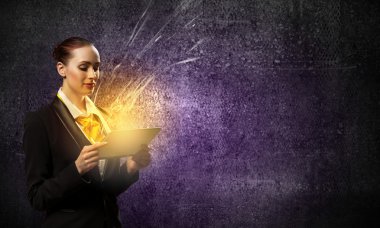 genç iş kadını ile ipad
