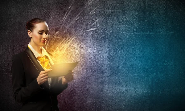 Young business woman with ipad — Stock Photo, Image