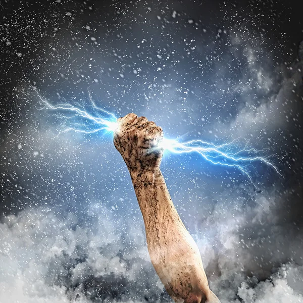 Menschliche Hand hält Blitz — Stockfoto