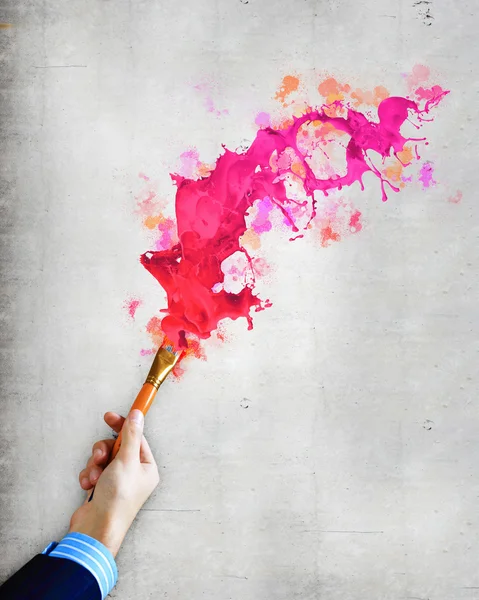 Human hand holding paint brush — Stock Photo, Image