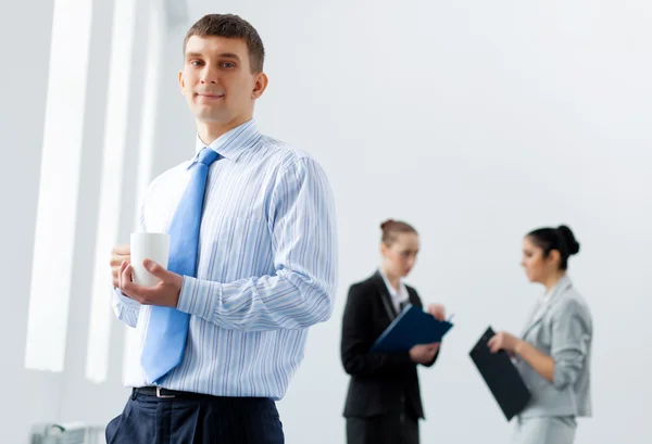 Tres jóvenes empresarios riendo — Foto de Stock