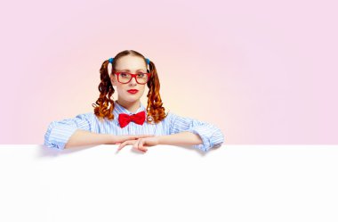 boş bir pano ile kadın