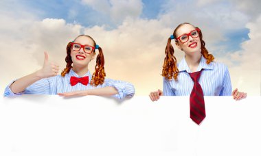 boş bir pano ile kadın