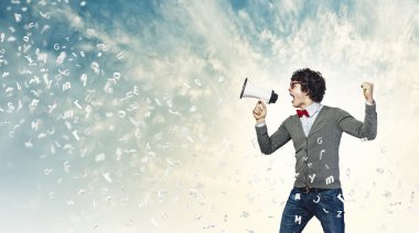 Megafonlu genç adam.