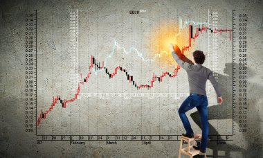 genç adam duvarda bir grafik çizim