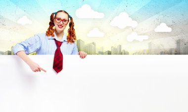 boş bir pano ile kadın