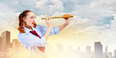 Teleskopla bakan kadın.