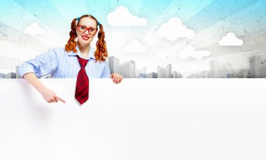 boş bir pano ile kadın